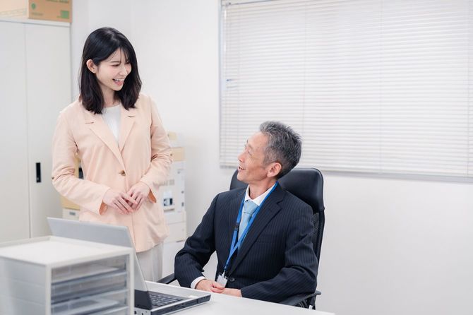 上司に報告する女性社員