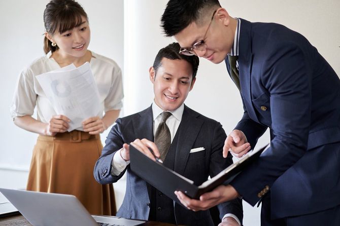 部下の進捗状況をチェックする上司