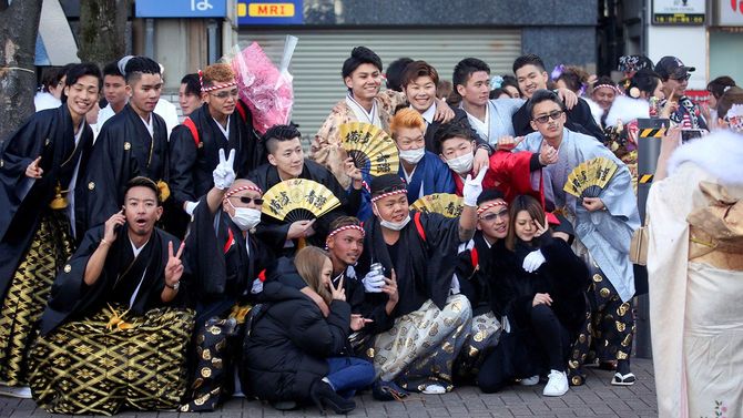 2019年1月14日、成人の日に新横浜の路上で写真を撮る日本人の若者たち