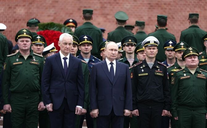 ロシアのウラジーミル・プーチン大統領とアンドレイ・ベローゾフ国防相は、2025年6月22日、モスクワで開催された「記憶と追悼の日」において、クレムリン城壁近くのアレクサンドロフスキー庭園にある「無名兵士の墓」で行われた献花式に出席した