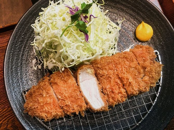 キャベツが添えられたトンカツ