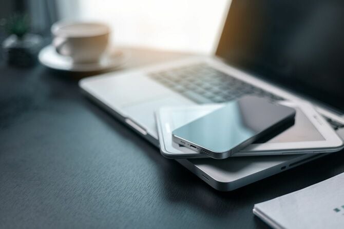 オフィスのノートパソコン、スマートフォン
