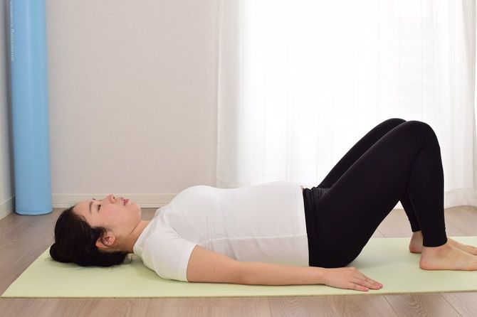 骨盤底筋トレーニング中の女性