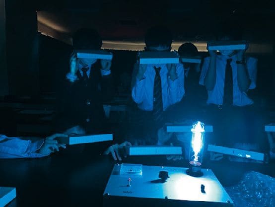 工作用紙などで自作した分光器で光スペクトルを観察