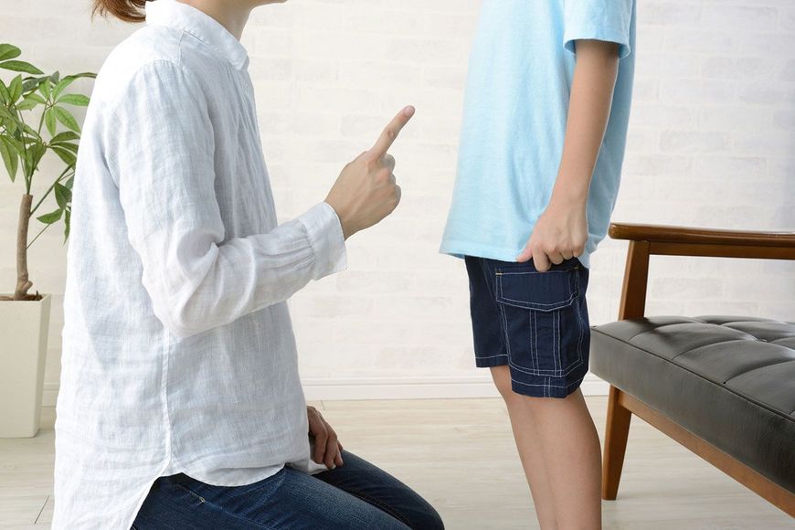 子供を叱る母親
