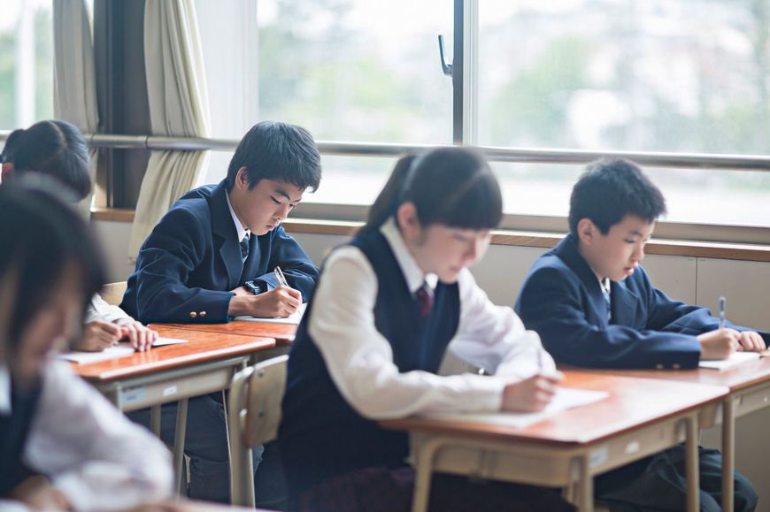 教室で集中している生徒たち