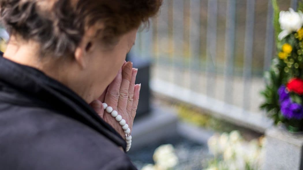 骨壺が蹴飛ばされ､遺骨が滅茶苦茶に…｢散骨｣｢樹木葬｣ブームの陰で起き始めた新たな"お墓トラブル" ｢墓の多様化｣に日本の法律が追い付いていない