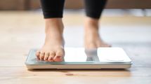 腰と膝が痛い60代女性が｢75kg→70kg｣に…医師が｢1日10分で良いので続けて｣と勧めた運動とNGにした飲み物
