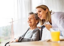 節約目的で母親を自宅介護する一家の末路