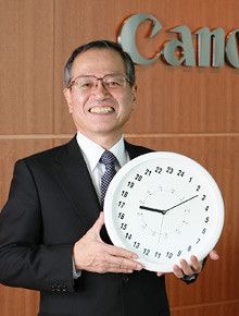 <strong>キヤノン社長  内田恒二</strong><br>1941年、大分県生まれ。<br>65年京都大学工学部精密工学科卒業、同年キヤノンカメラ（現・キヤノン）入社。<br>89年カメラ事業部カメラ開発センター所長、94年カメラ事業本部宇都宮工場長、99年カメラ事業本部長を経て、2001年常務、03年専務、06年3月副社長。<br>同年5月より現職。趣味は歴史関係の本を読むこと、ドライブ。