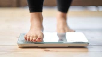 腰と膝が痛い60代女性が｢75kg→70kg｣に…医師が｢1日10分で良いので続けて｣と勧めた運動とNGにした飲み物