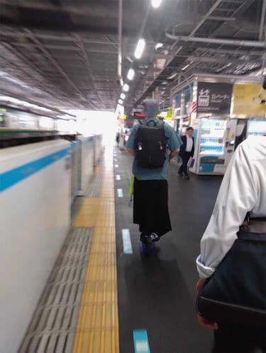 屋内、駅構内、電車内でもすいすい移動できるキックボード