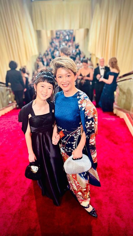 アカデミー賞授賞式会場での山崎エマ監督とあやめちゃん、2025年3月2日、アメリカ