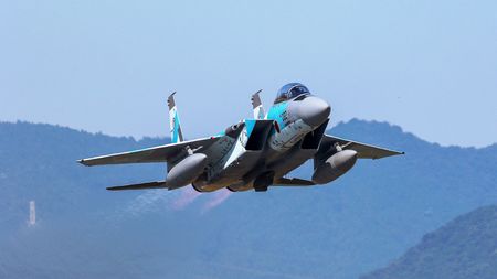 日本を「最速」で守れるのは戦闘機だけ…50年以上前の「長寿モデルF-15」が 日本を「最速」で守れるのは戦闘機だけ…50年以上前の「長寿モデルF-15」が