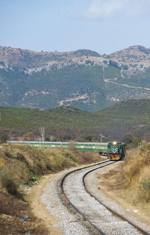 2019年1月23日、パキスタンの列車がイスラマバード郊外の首都圏に到着した。パキスタン鉄道は、中国・パキスタン経済回廊(CPEC)の一環として、メインライン(ML-1)のカラチ・ペシャワール線全線の複線化および近代化を計画していた