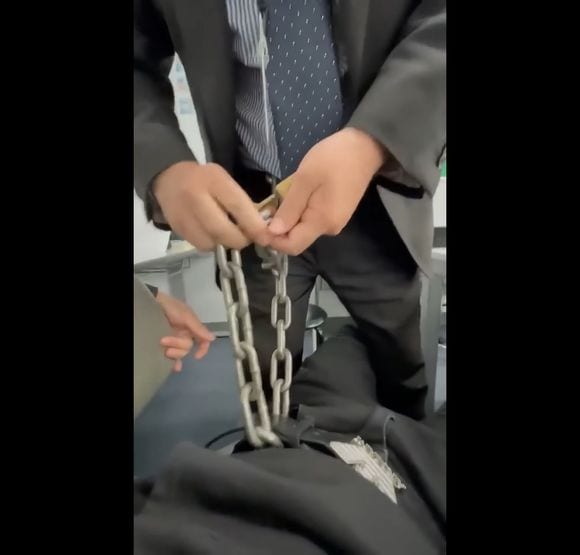 宮田学園の職員に鎖で拘束されるベトナム人留学生のチャン・マウ・ホアンさん