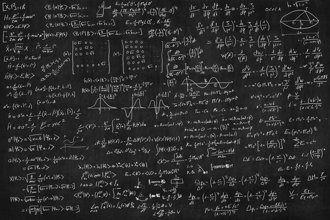 方程式が書き込まれた黒板