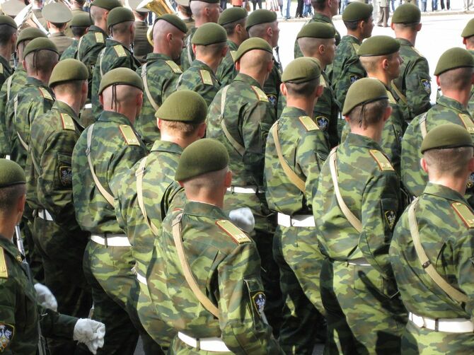 2009年5月6日。パレード中のロシア軍の編隊
