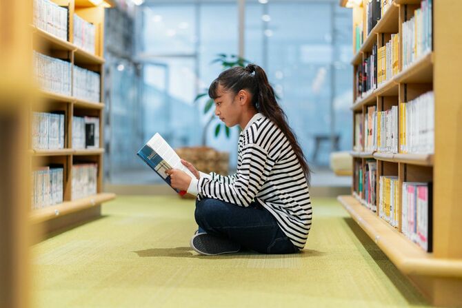 図書館で本を読む学生