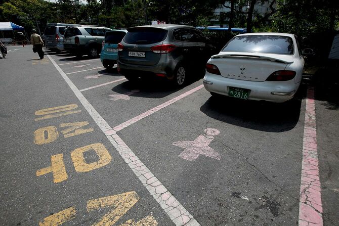 韓国・ソウルの西大門オフィス街にある女性専用駐車スペース＝2014年5月22日
