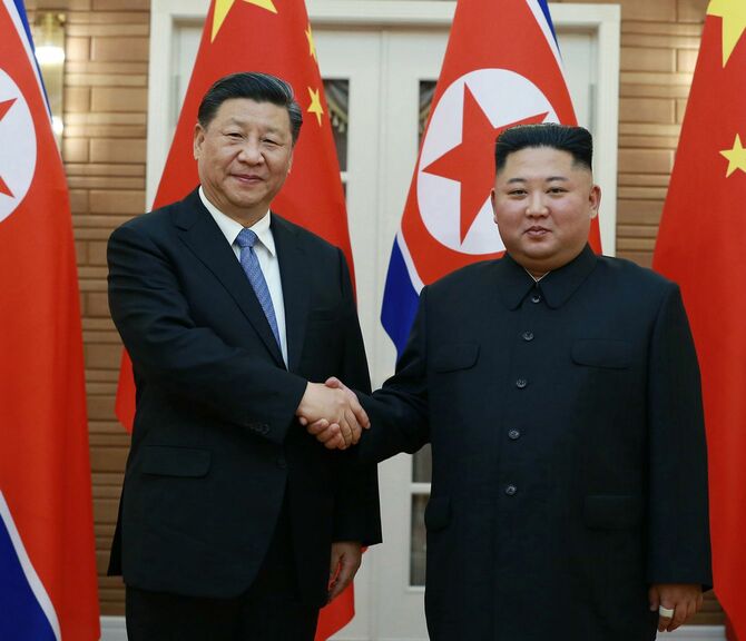 2019年6月20日、平壌で開かれた中朝首脳会談で、北朝鮮の金正恩（キム・ジョンウン）総書記（右）と中国の習近平主席が握手。