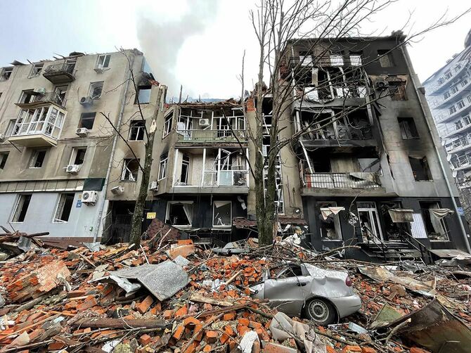 2022年3月3日、ウクライナ・ハルキウの路上の建物を破壊
