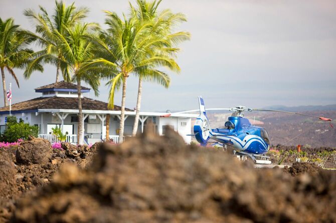 ハワイの住宅の敷地内に着陸しているヘリコプター