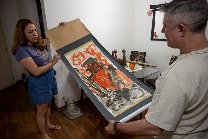 自宅で初見宗家の手による不動明王の掛け軸を見せてくれたフェルナンド夫婦