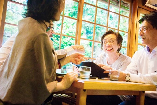 友人の付き合いを楽しむ人たち