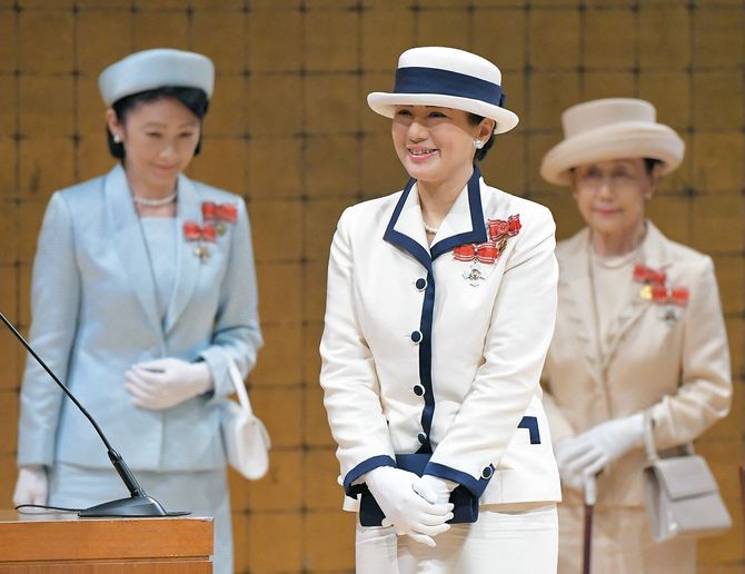 全国赤十字大会に出席し、笑顔で退席される皇后雅子さま、秋篠宮妃紀子さま、常陸宮妃華子さま