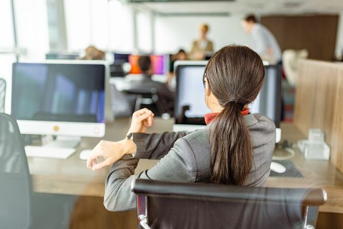 デスクで軽くストレッチする女性