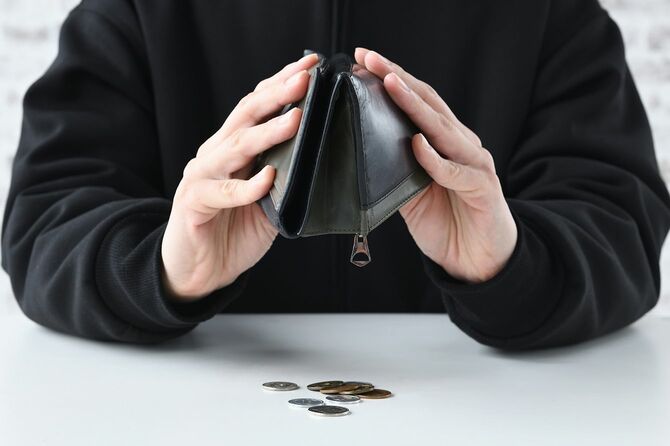 お金不足で困っている男