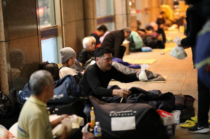 ホームレスの人々に物資を寄付する