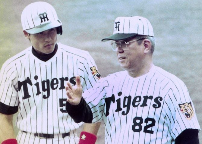 新庄剛志選手に打撃の指導をする野村克也監督