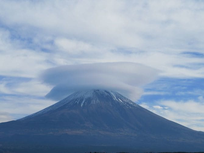 「山が笠をかぶると雨」は富士山の笠雲(かさぐも)が有名。