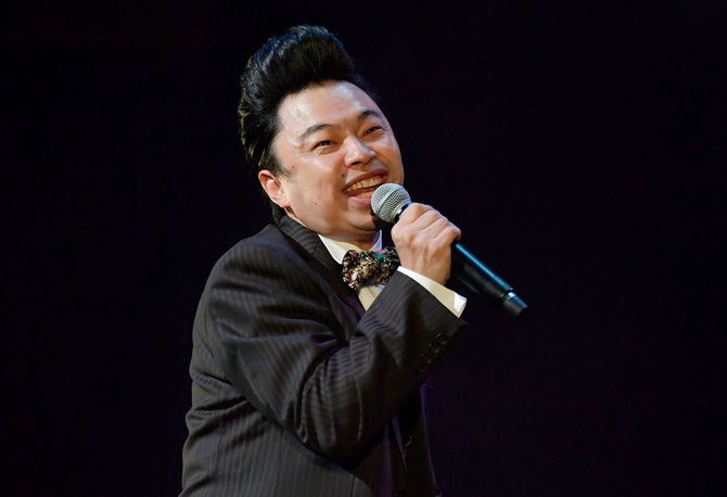 「第10回したまちコメディ映画祭 in 台東」の「小松政夫リスペクトライブ」でGentle Forest Jazz bandと共演する浜野謙太さん（＝2017年9月18日、東京都台東区浅草）