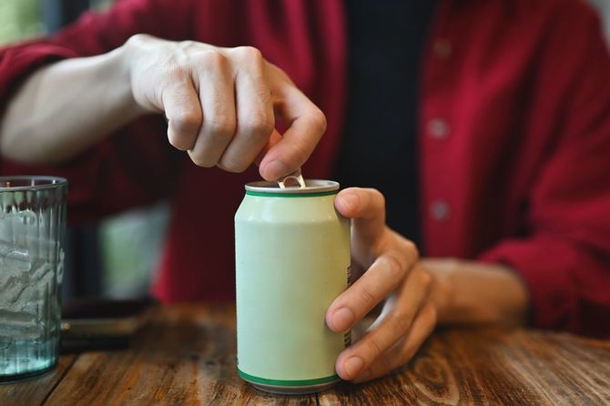 缶を開ける手