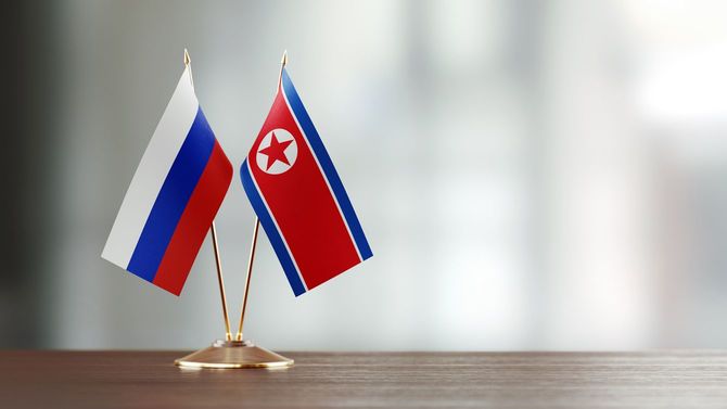 卓上に置かれたミニチュアのロシア国旗と朝鮮民主主義人民共和国国旗
