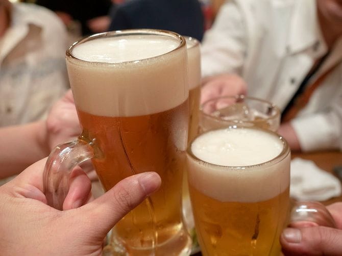 飲み会でビアジョッキで乾杯