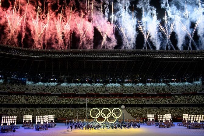 2021年7月23日、東京五輪の開会式で五輪マークが登場し、花火が打ち上げられた木製の国立競技場