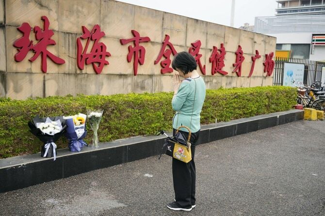 男が車を暴走させ多くの死傷者が出た現場の近くで手を合わせる人