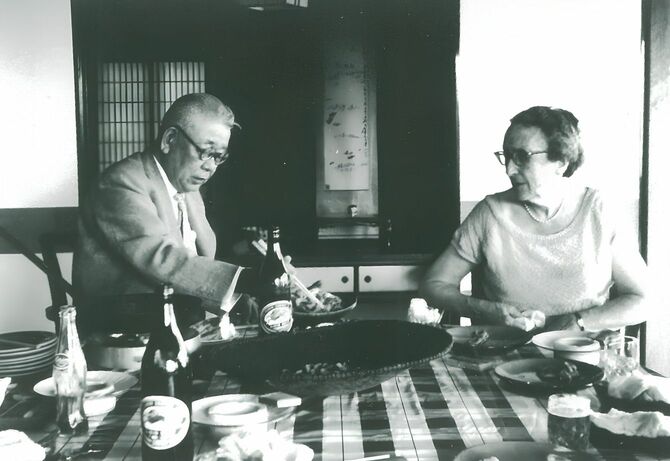 来日したシドニー・カルドーゾの母親をすき焼きでもてなす魯山人