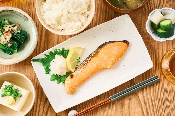 焼き鮭、冷やっこ、ご飯、みそ汁など、日本の朝食