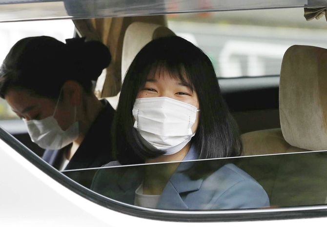 皇居に入られる天皇、皇后両陛下の長女愛子さま＝2021年5月6日、皇居・半蔵門