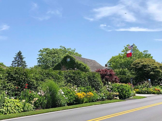 美しい庭に囲まれているナンタケット島の家