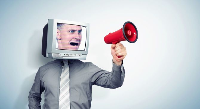 頭がテレビになっている男性