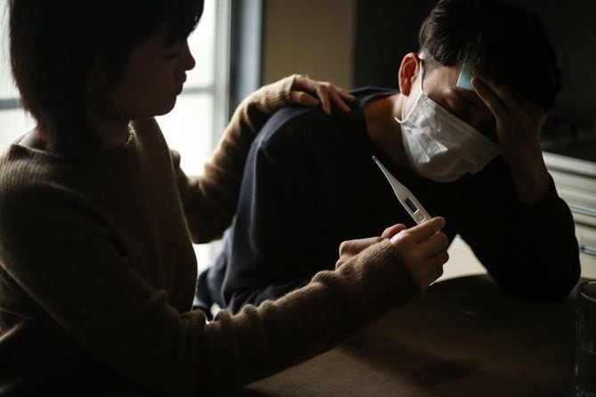 体調が悪い男が熱を測ってもらう