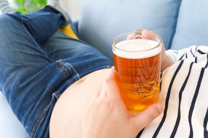 ビールを持つイメージ