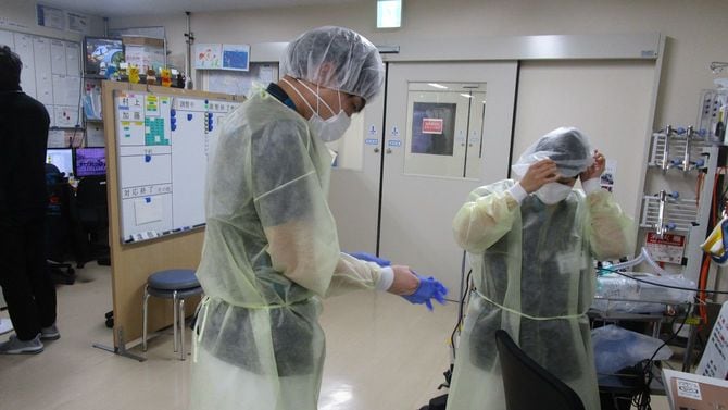 救急救命士はコロナ疑いの患者に接する際に防護服を身につける
