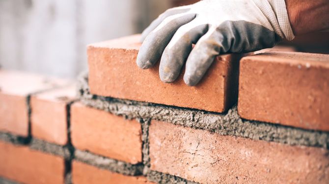 レンガを積んでいる手元